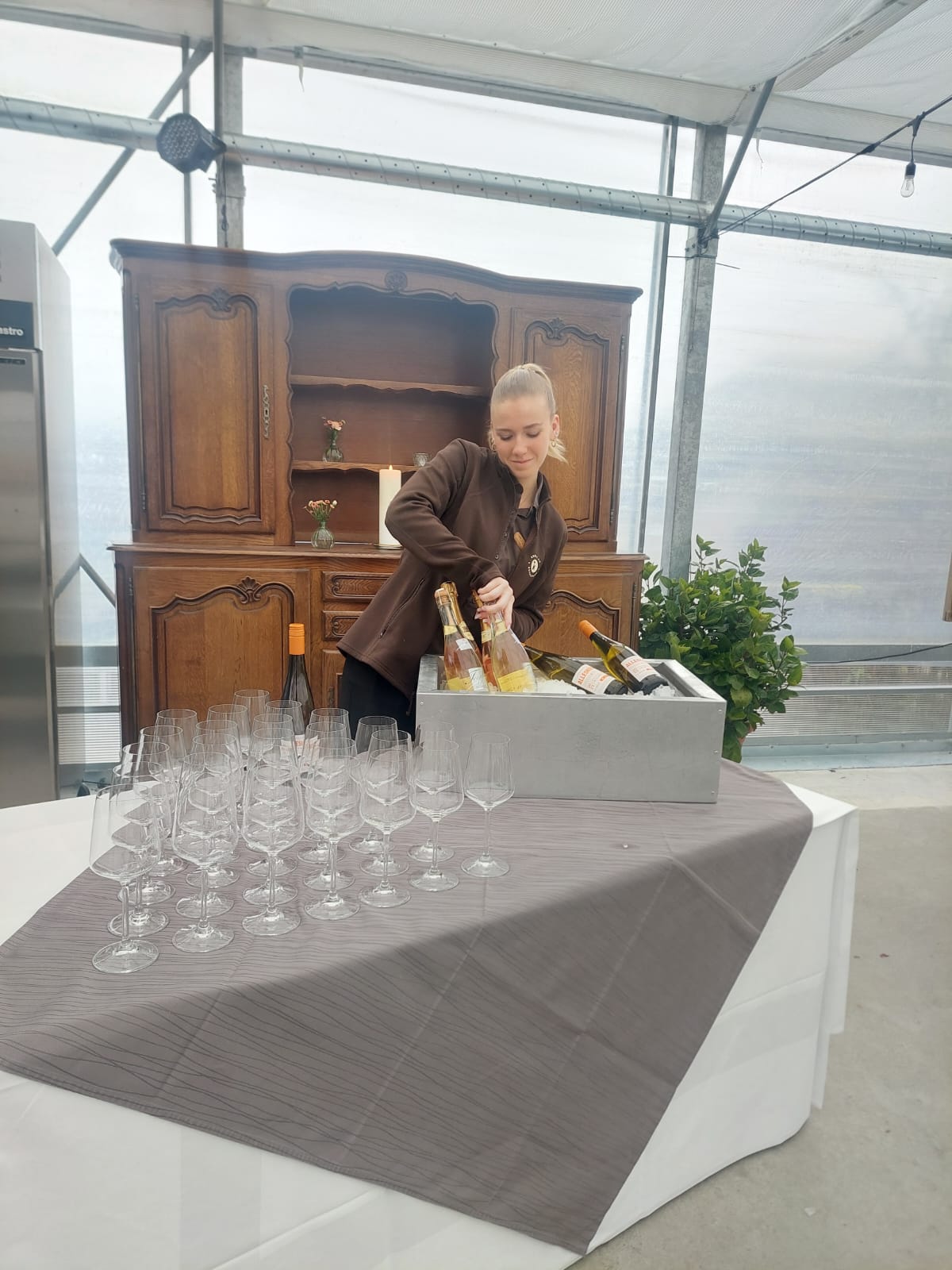 Lernende Hotel-Kommunikation beim Apéro-Service
