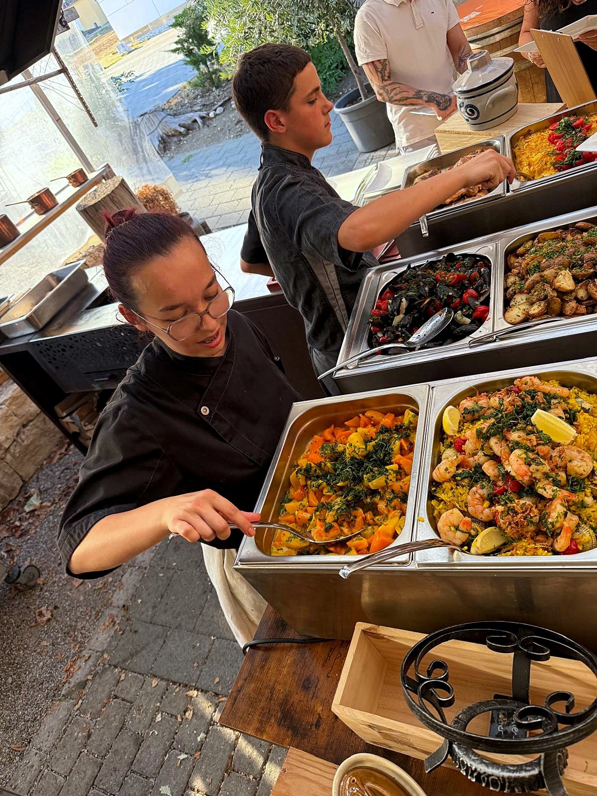 Lernende schöpfen den Hauptgang am Buffet