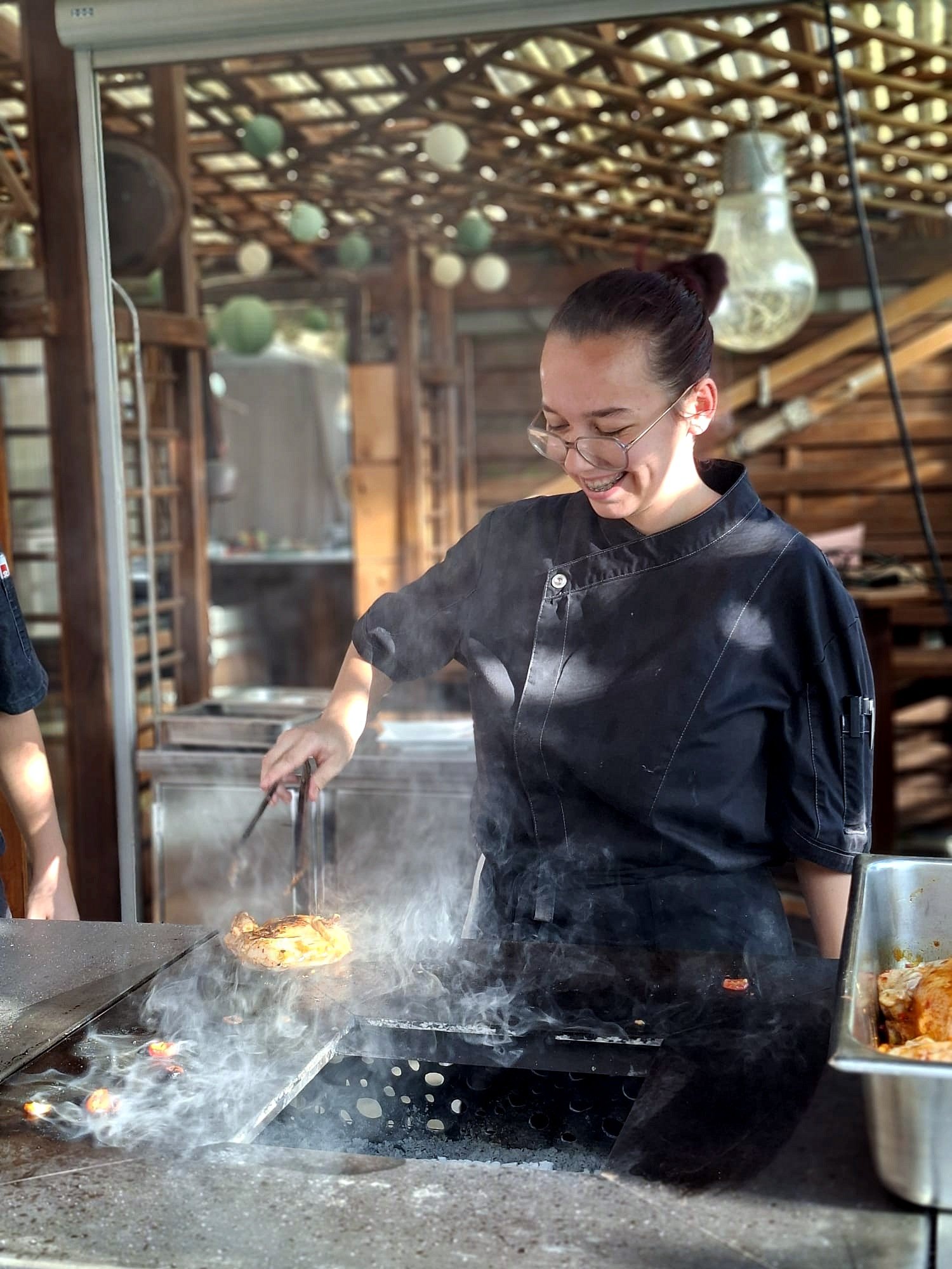 Lernende am Grill mit Frango Piri-Piri am Sommeranlass im Gasthof Kreuz Egerkingen
