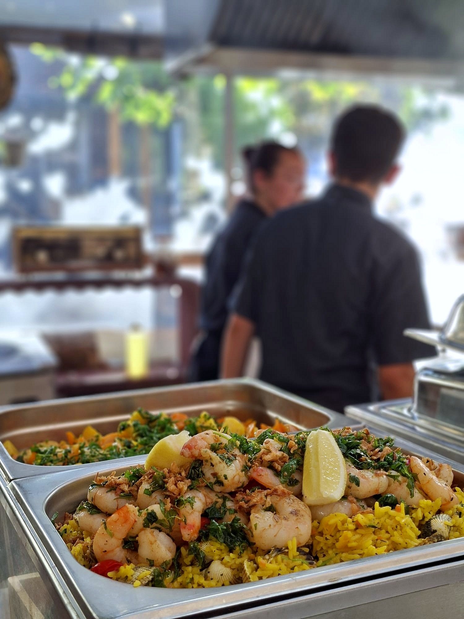 Das Küchenteam der Lernenden mit der Paella-Pfanne