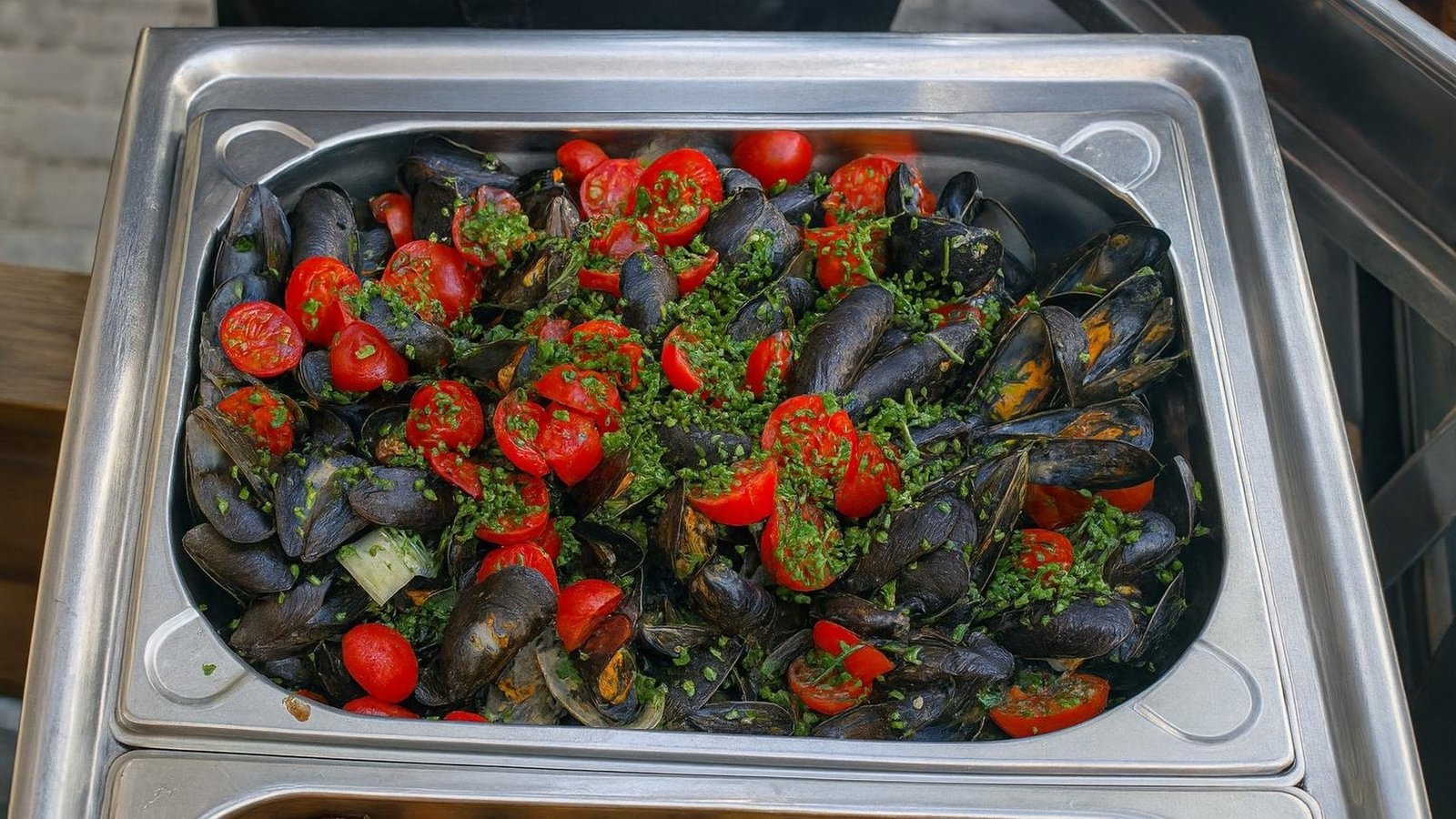 Muscheln und Kartoffeln in der Chafing-Dish am portugiesischen Buffet