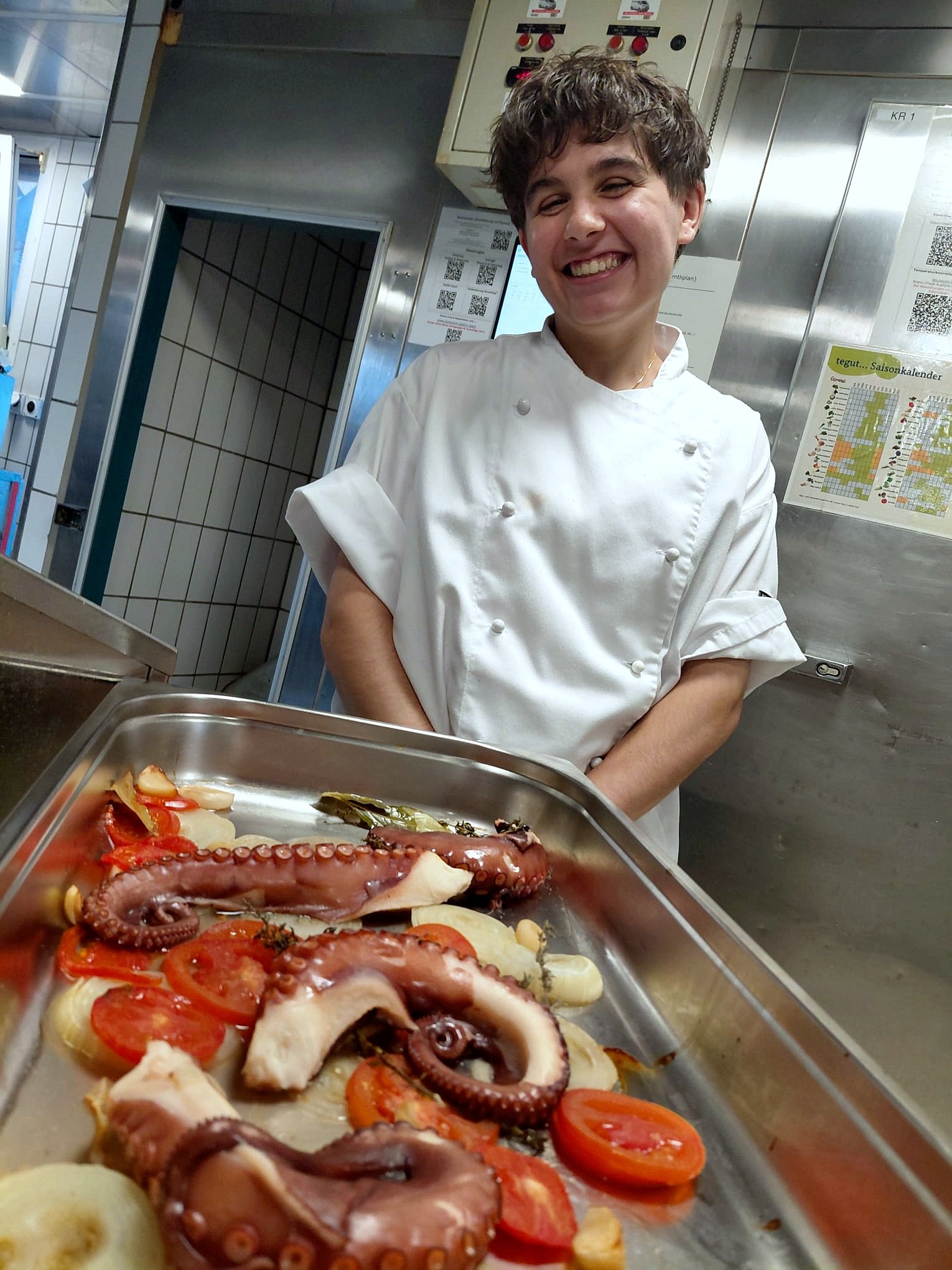 Lernender bereitet Oktopus für die Salada de polvo zu