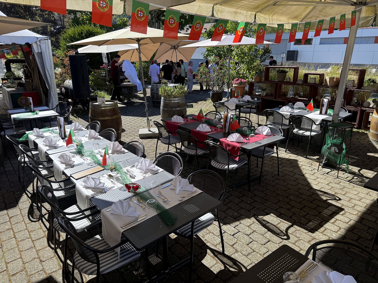 Gedeckte Tafeln mit portugiesischer Dekoration am Sommeranlass im Gasthof Kreuz Egerkingen