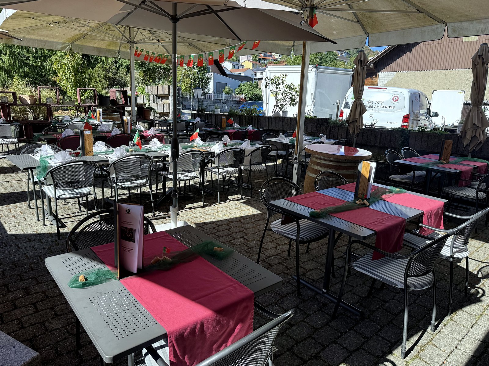 Terrasse mit Tischen und portugiesischen Flaggen am Sommeranlass im Gasthof Kreuz Egerkingen